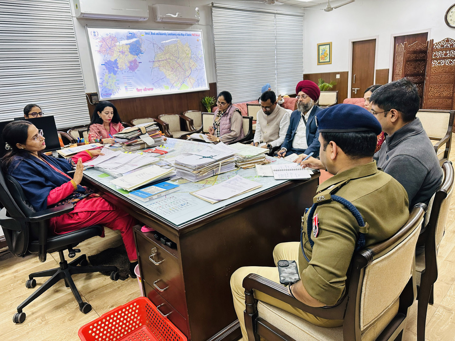 डीसी ने नगर निगम, नगर परिषद और नगर पंचायतों के चुनाव की तैयारियों की समीक्षा की